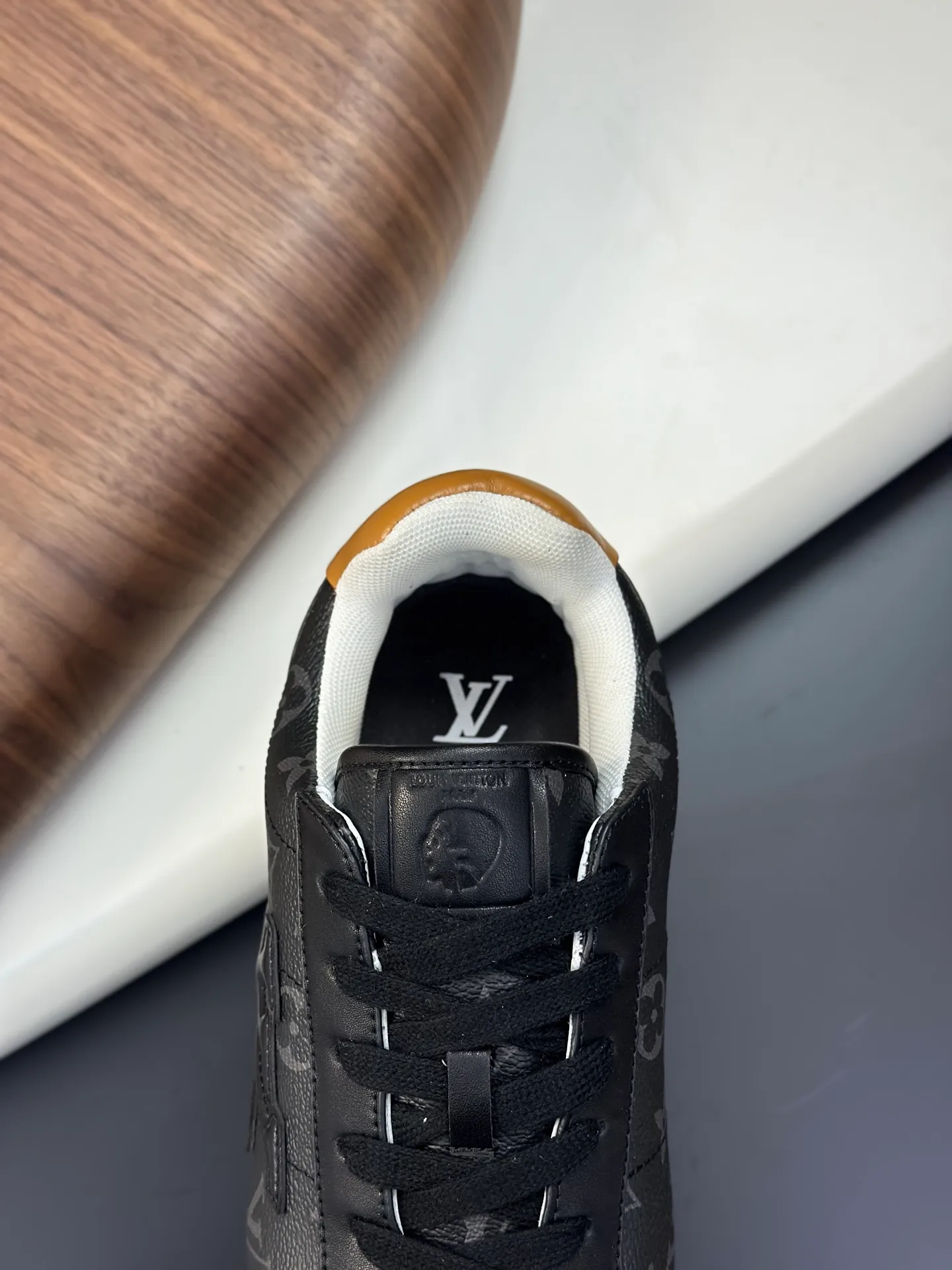 Factory direct sale ¥700💰Full set of packaging💰Top version LV-Louis Vuitton-Classic catwalk new style 1:1 developed replica of the original version! ! The upper foot is very comfortable. It is made of luxurious materials and fine workmanship. The midsole is printed with English letters "Made in Europe". The upper is made of calfskin imported from Italy. The side is decorated with the brand's LOGO and signature. The latest latex foot pads and mesh lining make the foot feel super comfortable. The original two-color TPU combination outsole is specially provided by the original factory. Bag technology Goodyear stitched edges Fabric: Exclusive custom first-layer cowhide Accessories: Exclusive private model Vuitton logo, lining: Customized silk mesh lining - first-layer silk cowhide lining Outsole: TPU combination outsole wear-resistant, non-slip and anti-yellowing Foot pads: new latex pads-mesh sweat-absorbent Counter technology: fully computerized sewing machine wire drawing Toe box back cover Hot and cold shaping Full set of pull-top last with medium and low logo pattern Counter packaging - Shoelaces, certificates, cards, instructions, certificates of quality, dust bags, the most comprehensive packaging on the Internet, men's size 339-44 (38/45 custom-made, non-refundable!